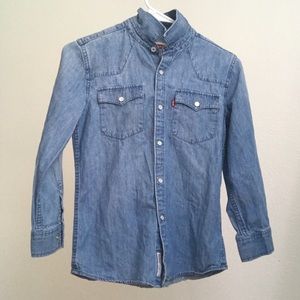 Levi’s Medium Wash Chambray Button Up Shirt
